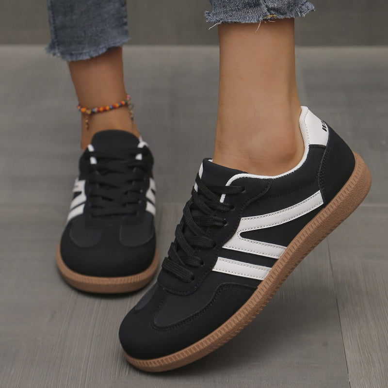 Marbella zapatillas retro negras con franjas blancas