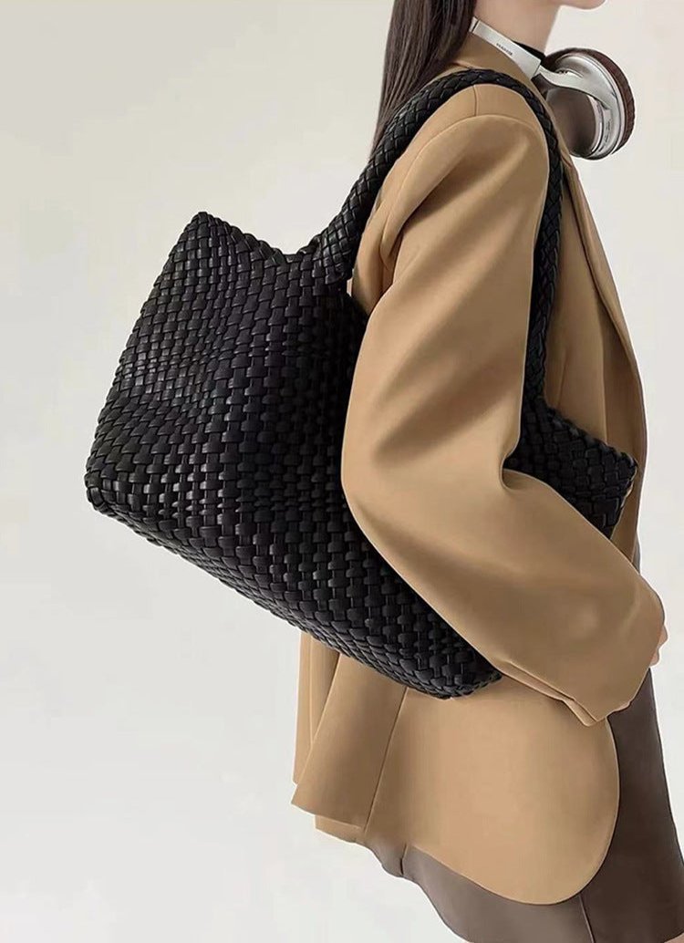 Mujer con el bolso shopper trenzado Marcelina