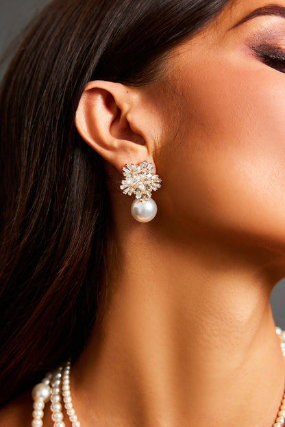 Zaha pendientes de perla puestos