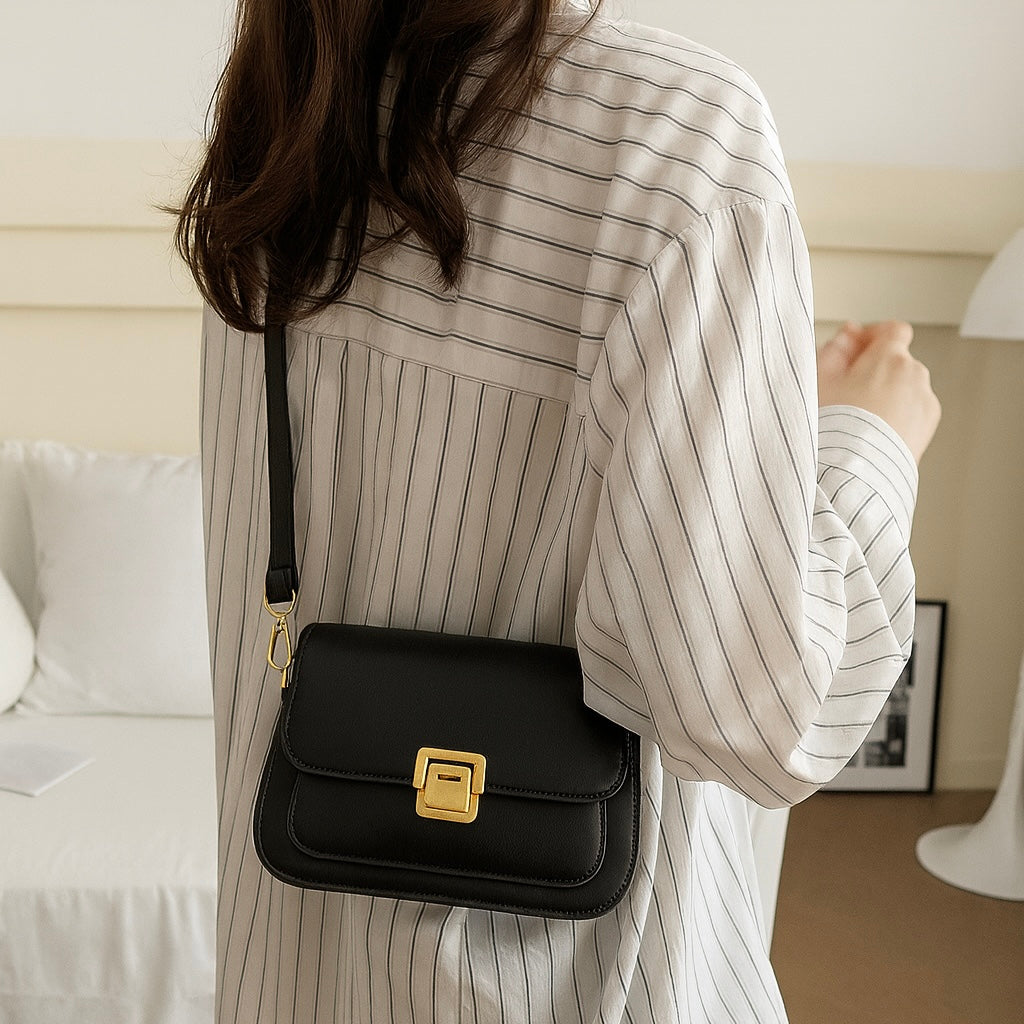 Mujer con el bolso Aitana negro al hombro