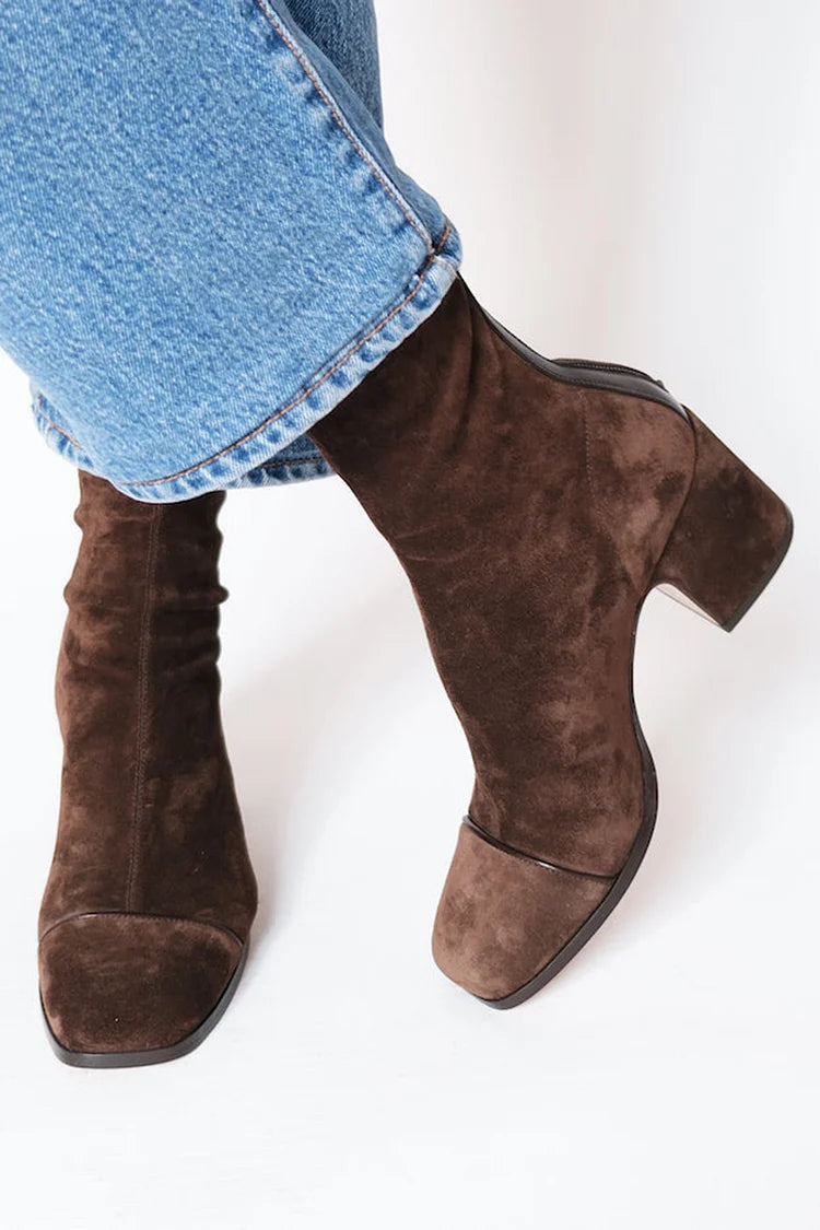 Beth botines de punta cuadrada marrón oscuro, puestos con vaqueros