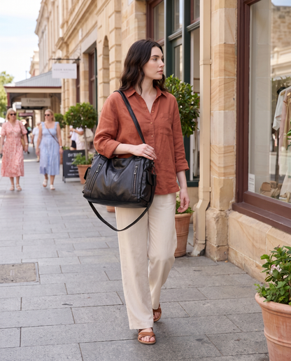Mujer paseando con el bolso Carolina negro