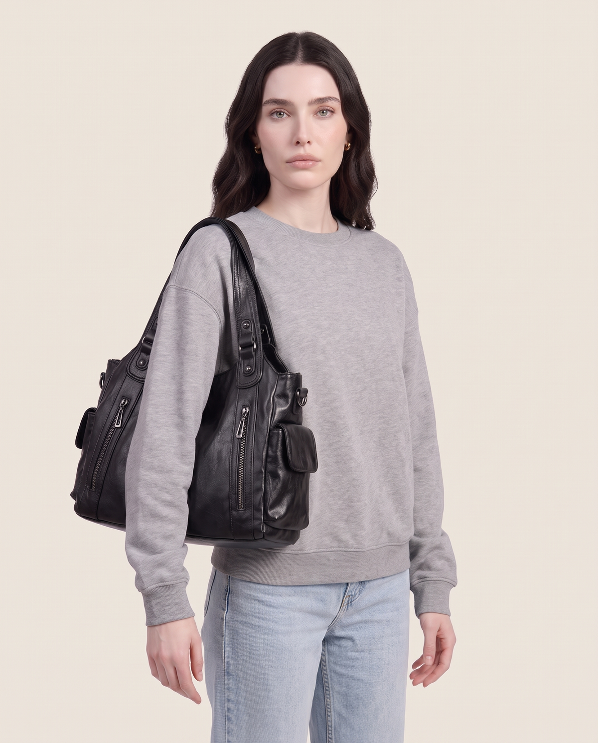 Mujer con el bolso Carolina negro