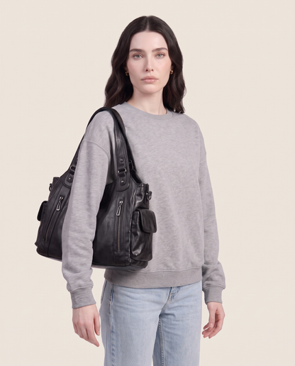 Mujer con el bolso Carolina negro