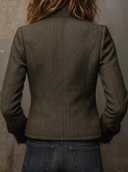 Detalle de los ribetes del blazer Dolores