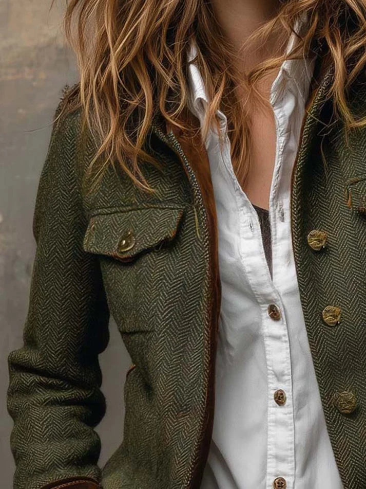 Blazer Dolores verde con camisa blanca y vaqueros