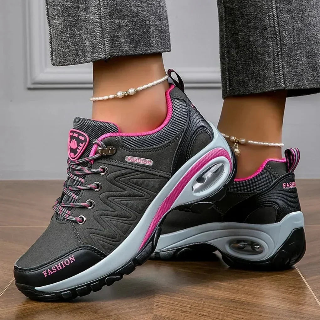 Evelina zapatillas de senderismo grises, puestas