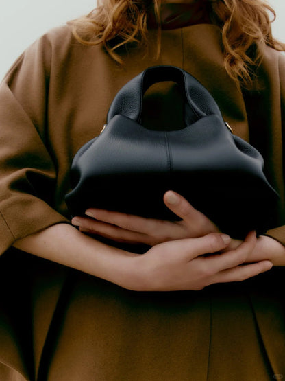 Bolso Gabriela en la mano, detalle