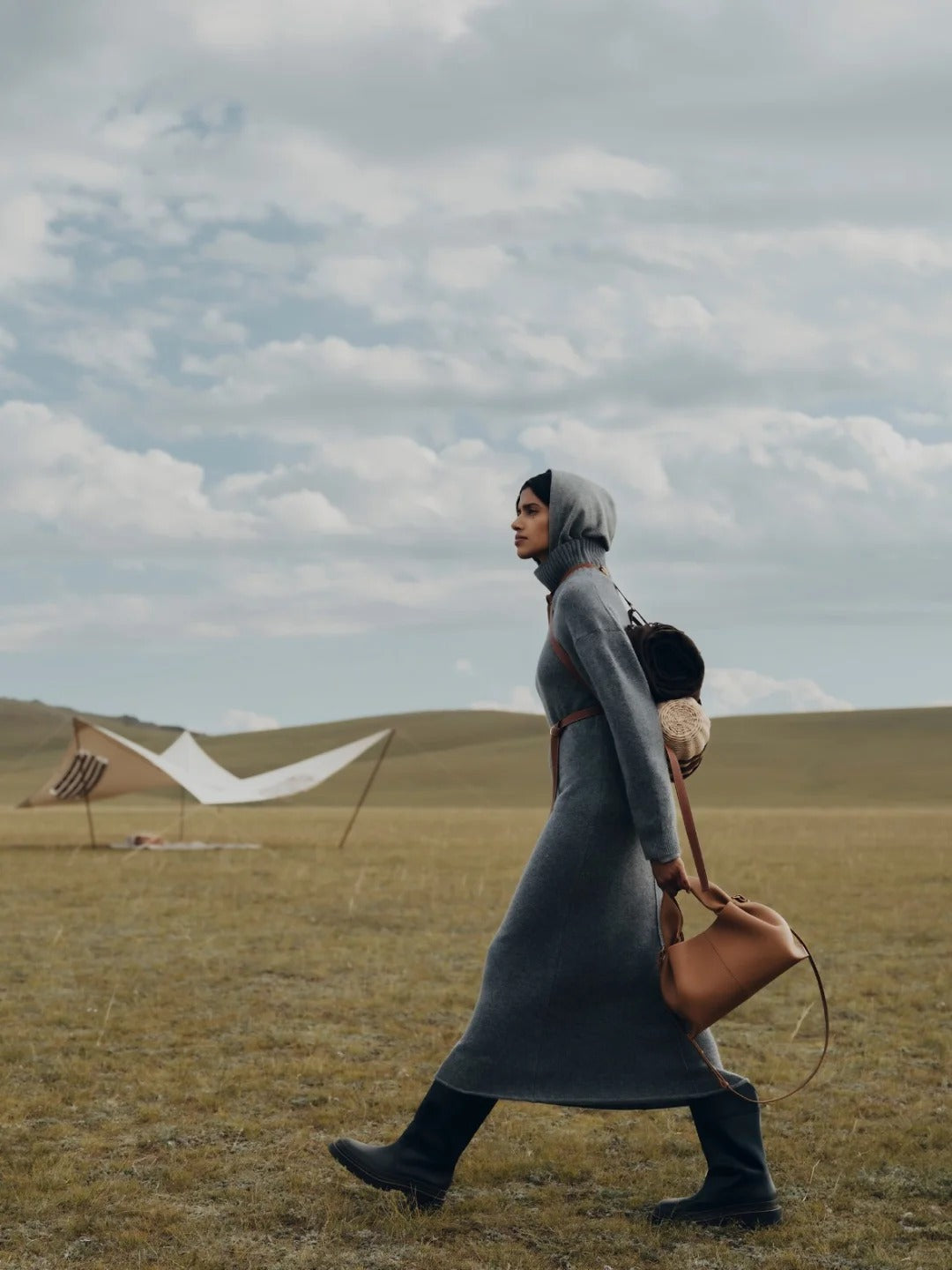 Mujer paseando con el bolso Gabriela