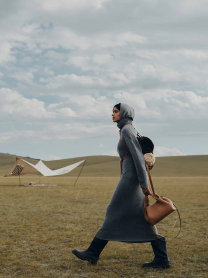 Mujer paseando con el bolso Gabriela