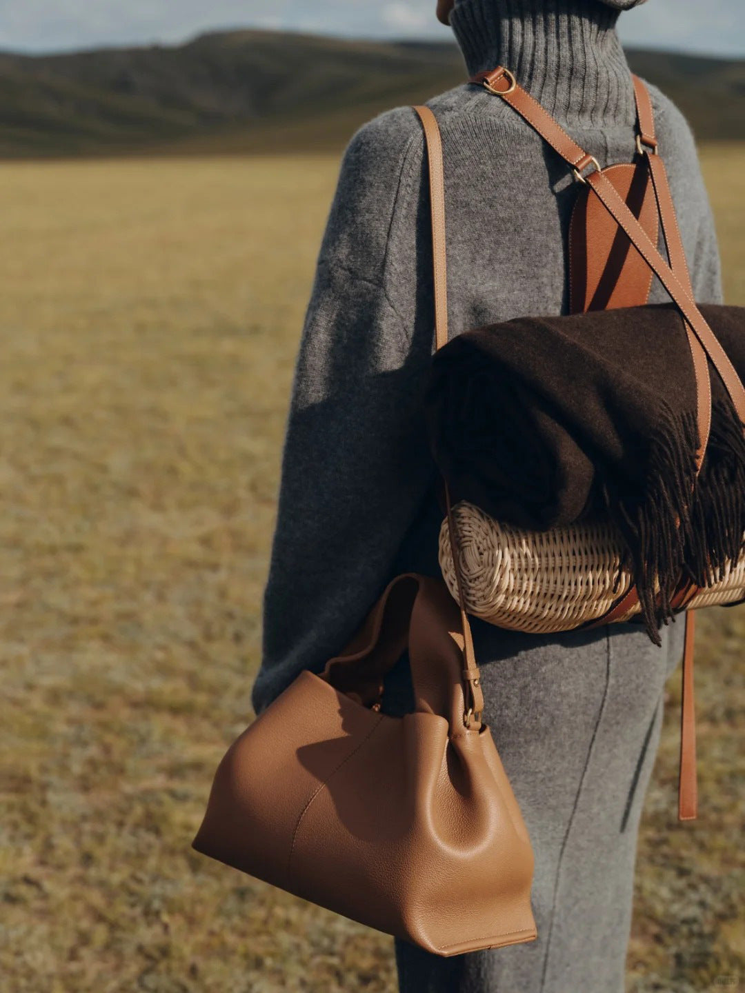 Mujer con el bolso Gabriela al hombro
