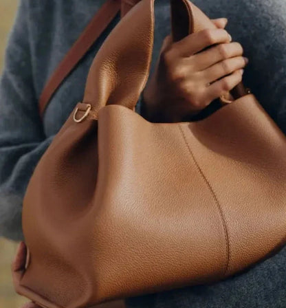 Mujer sujetando el bolso nube Gabriela marrón
