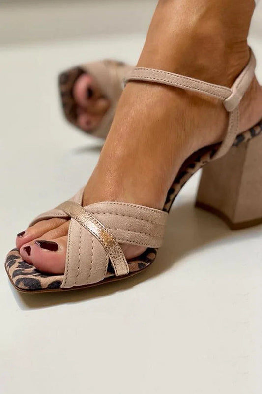 Irene sandalias nude con tira cruzada dorada
