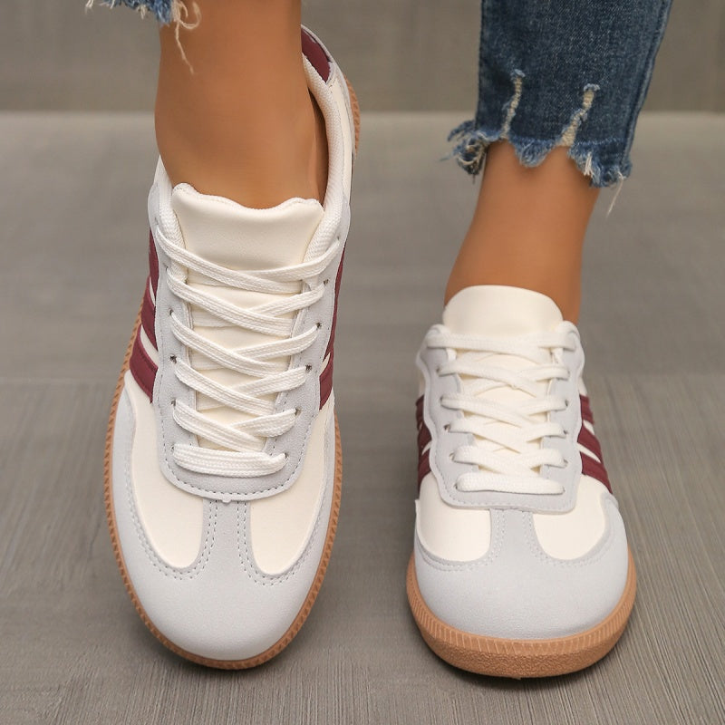 Marbella zapatillas retro blancas con franjas burdeos