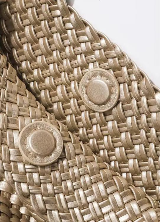 Mujer con el bolso shopper trenzado Marcelina