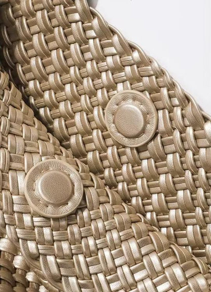 Mujer con el bolso shopper trenzado Marcelina