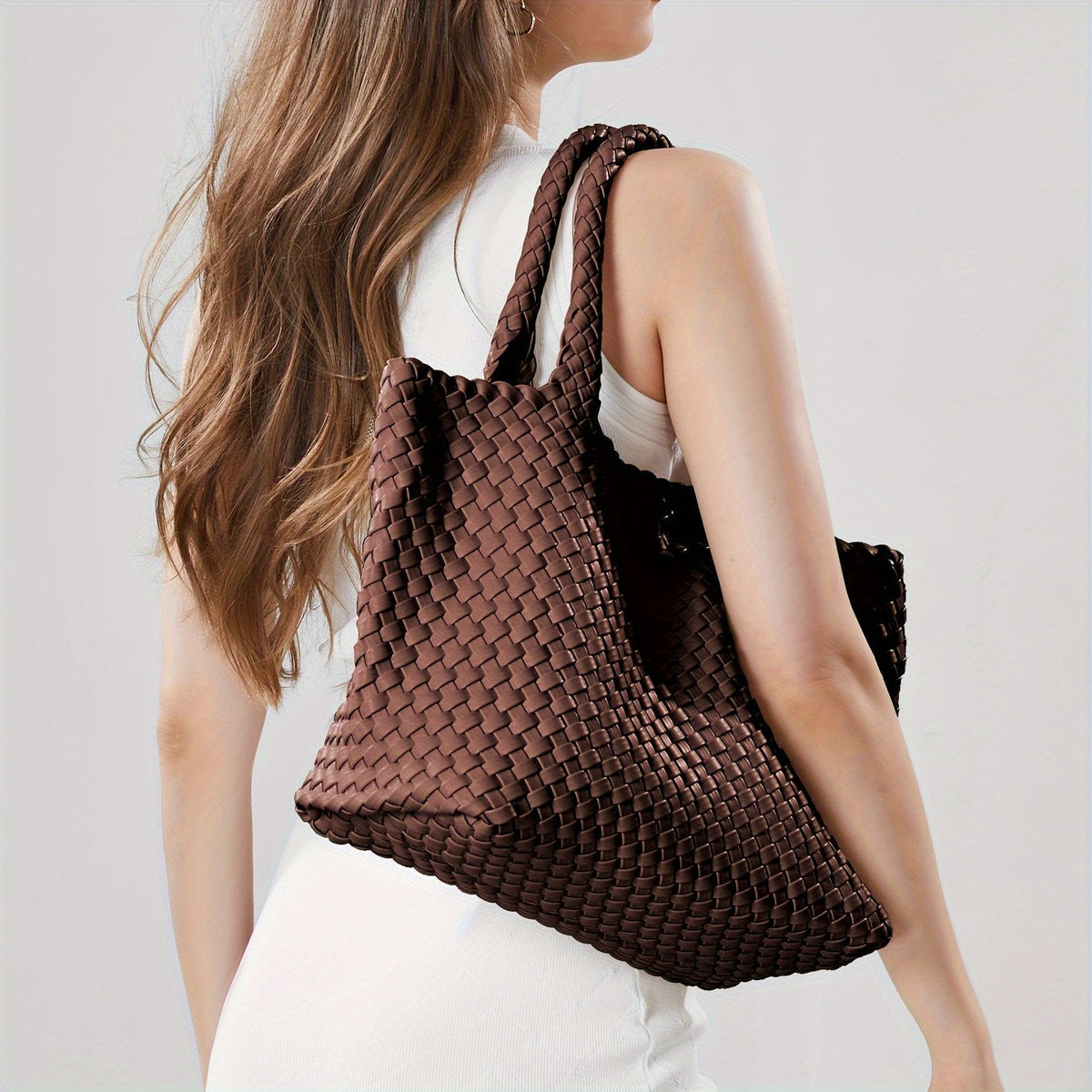 Mujer con el bolso shopper trenzado Marcelina