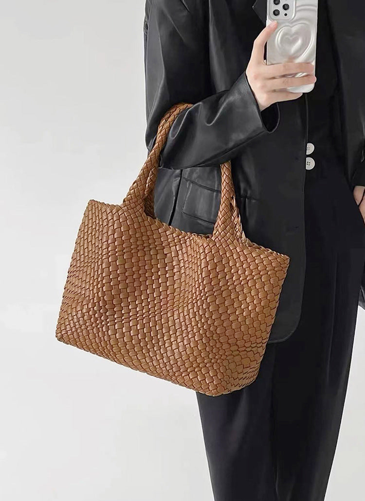 Mujer con el bolso shopper trenzado Marcelina