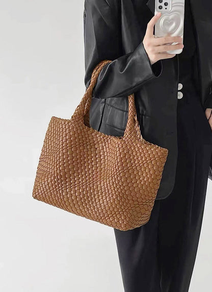 Mujer con el bolso shopper trenzado Marcelina