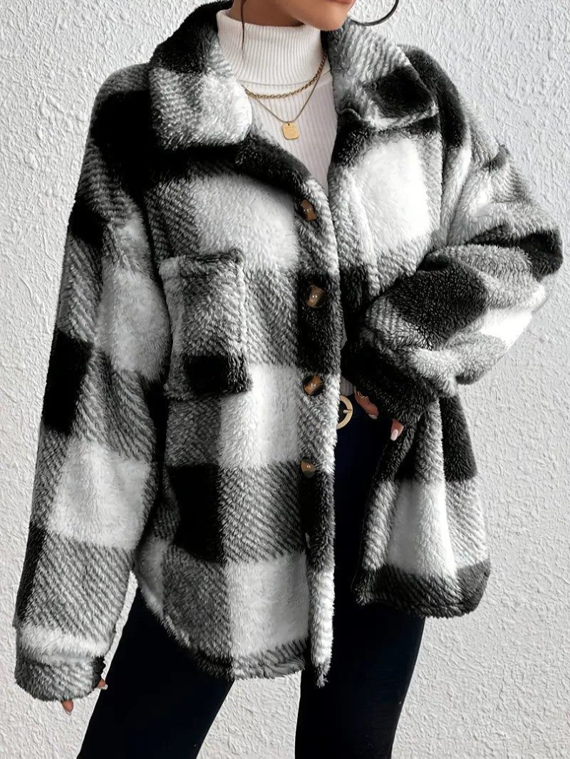 Olivia chaqueta teddy de cuadros negro y blanco, detalle del cuello