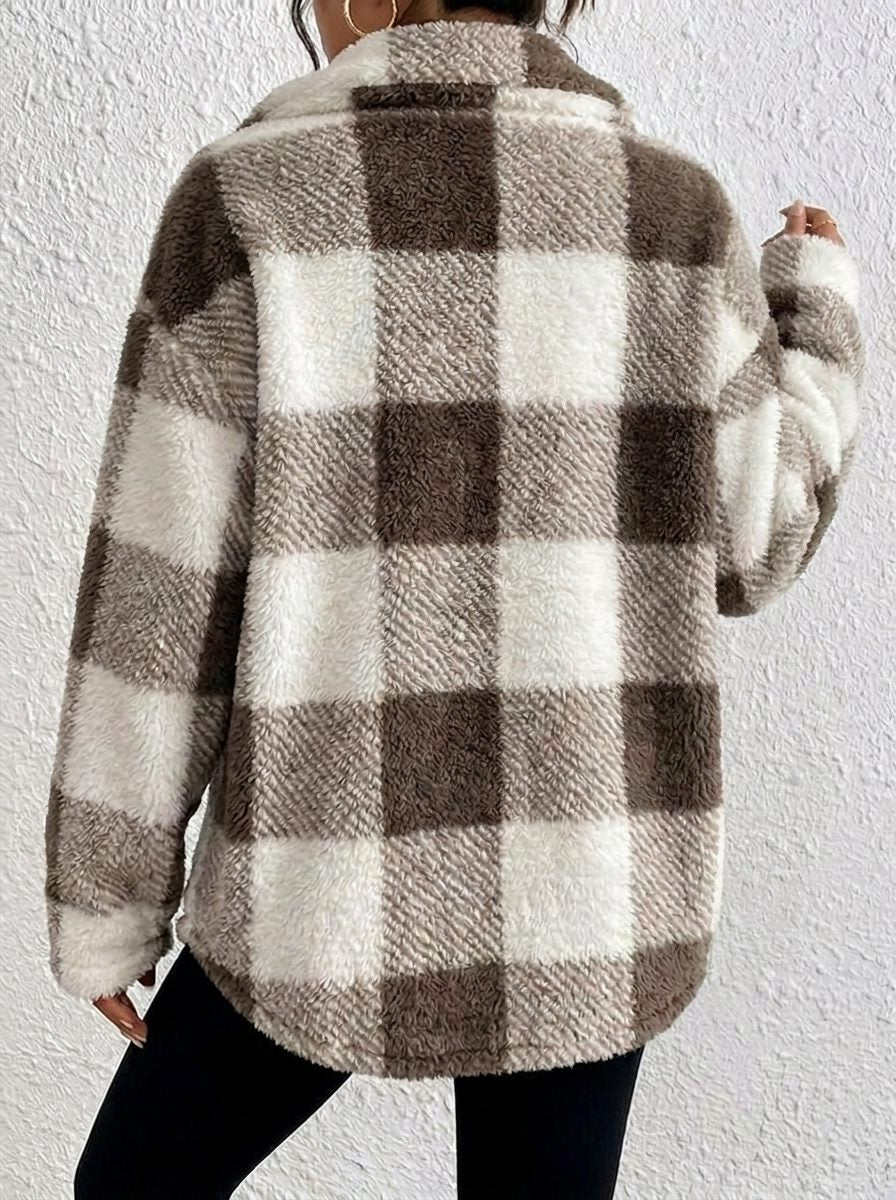 Olivia chaqueta teddy de cuadros marrón y crudo, vista de espalda