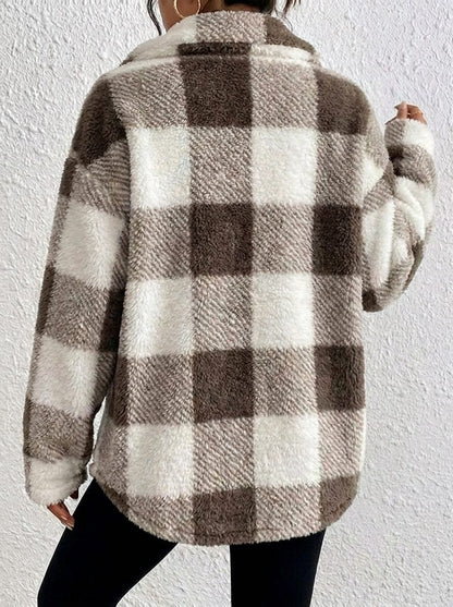 Olivia chaqueta teddy de cuadros marrón y crudo, vista de espalda