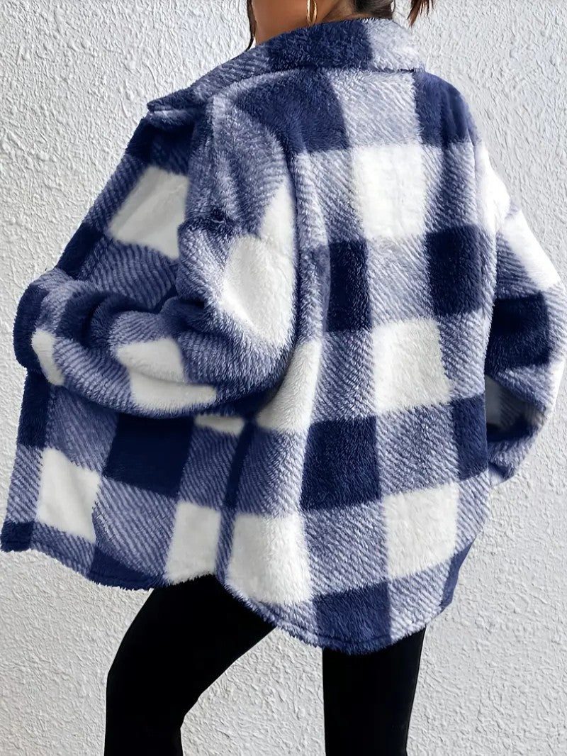 Olivia chaqueta teddy de cuadros azul y blanco, vista de espalda
