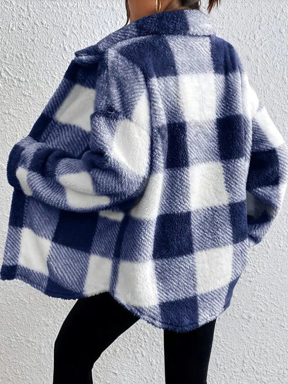 Olivia chaqueta teddy de cuadros azul y blanco, vista de espalda