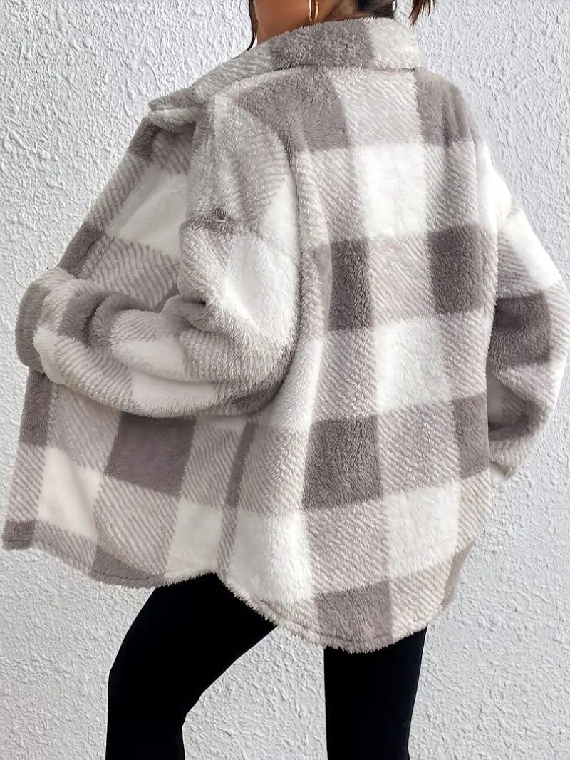 Olivia chaqueta teddy de cuadros gris y blanco, vista de espalda