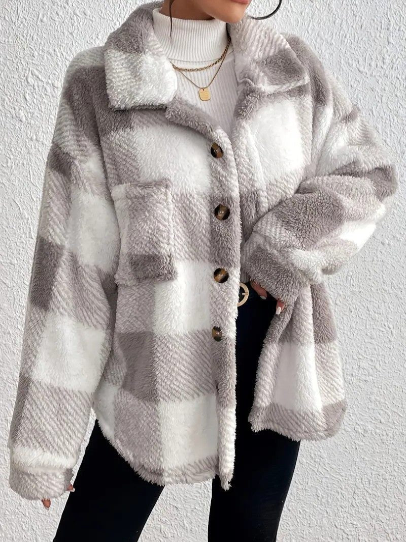 Olivia chaqueta teddy de cuadros gris y blanco, detalle de los botones