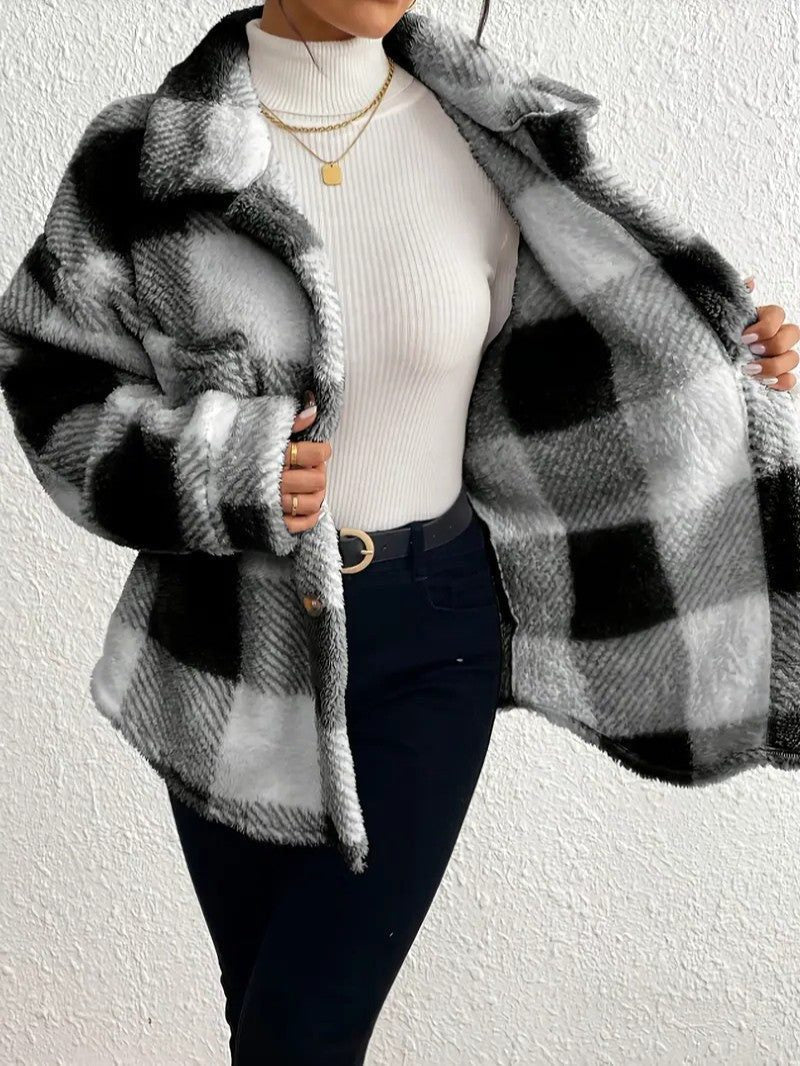 Olivia chaqueta teddy de cuadros negro y blanco, abierta