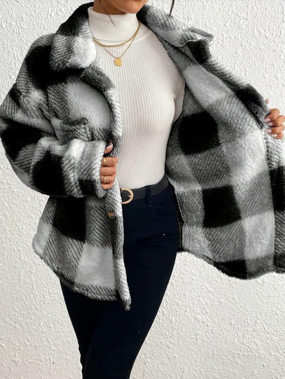 Olivia chaqueta teddy de cuadros negro y blanco, abierta