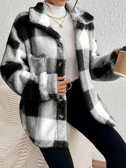 Olivia chaqueta teddy de cuadros negro y blanco, detalle de los botones