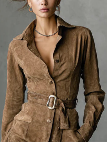 Detalle del cuello y el cinturón del vestido Rebeca camel