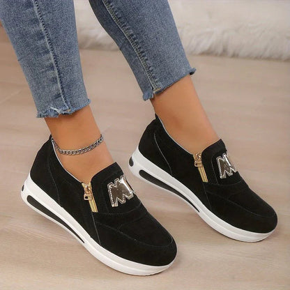 Alicia zapatillas negro puestas
